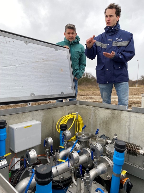 Geohydroloog Teun van Dooren (KWR) bij de winput van de brakwaterpilot. Brak grondwater wordt gewonnen tussen 90 en 110 meter diepte, direct onder de zoetwatervoorraad. Links op de foto Gertjan Zwolsman (Dunea), projectleider van LIFE FRESHMAN.