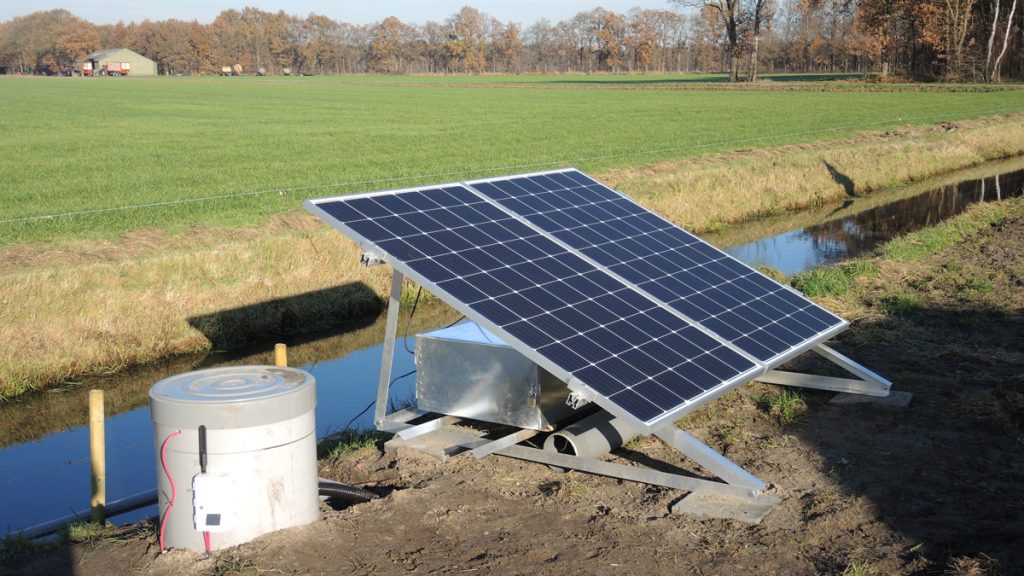 Aanvoerput van een Klimaat Adaptief Drainage (KAD) systeem in Stegeren, een van de proeftuinen in onderzoeksprogramma Lumbricus. Vanuit de sloot wordt water de drains ingepompt en met een regelput (niet op de foto) wordt de grondwaterstand in het perceel op optimaal niveau gehouden. Maatregelen als KAD en slimme stuwen kunnen ook op gebiedsniveau worden ingezet om aanvulling van grondwater te bevorderen en de grondwaterstanden na droge jaren weer sneller omhoog te brengen. (Foto: Bas Worm, Waterschap Vechtstromen. www.programmalumbricus.nl)