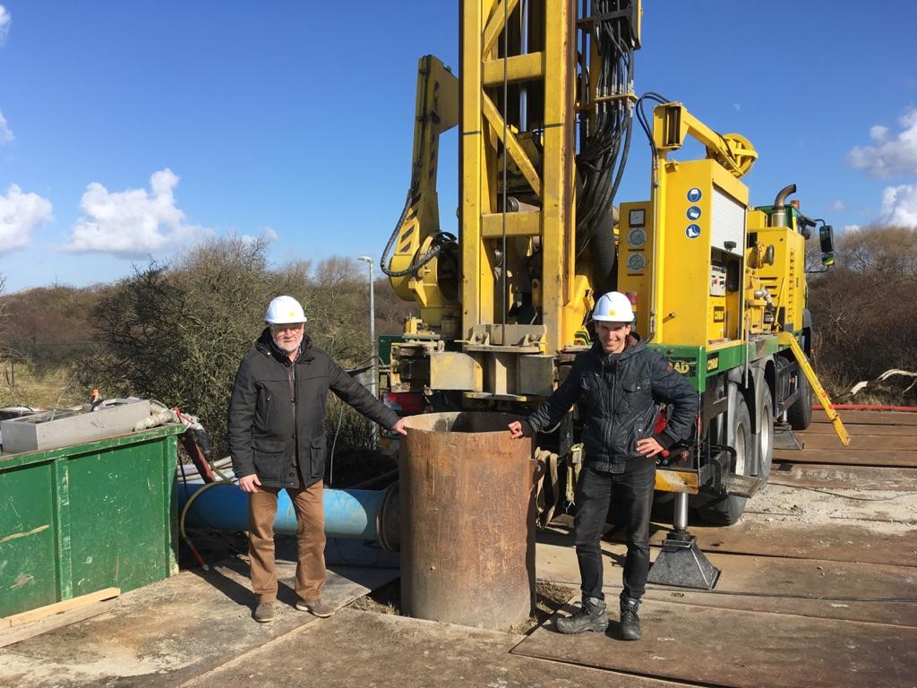 Pieter Dammers (Dunea, links) en Teun van Dooren (KWR) bij het boorgat na het bereiken van de einddiepte van 213 meter.